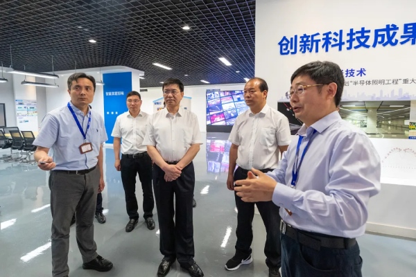 陳龍書記等一行體驗三思展廳的各類場景