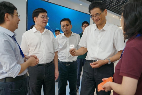 熊建平等領(lǐng)導(dǎo)一行仔細(xì)觀摩植物生長(zhǎng)燈