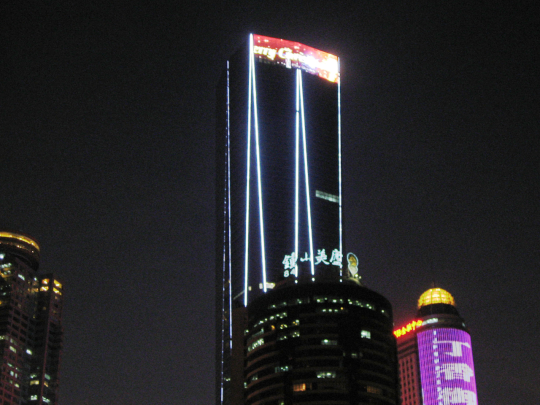 新百大廈筆直的樓體、流暢的光影線(xiàn)條，與周邊的建筑交相輝映，讓古樸的南京城更增一分時(shí)尚浪漫的氣質(zhì)。