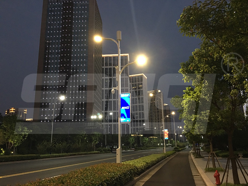 智慧路燈,城市安防聯動,高清攝像頭,織密夜間安全網